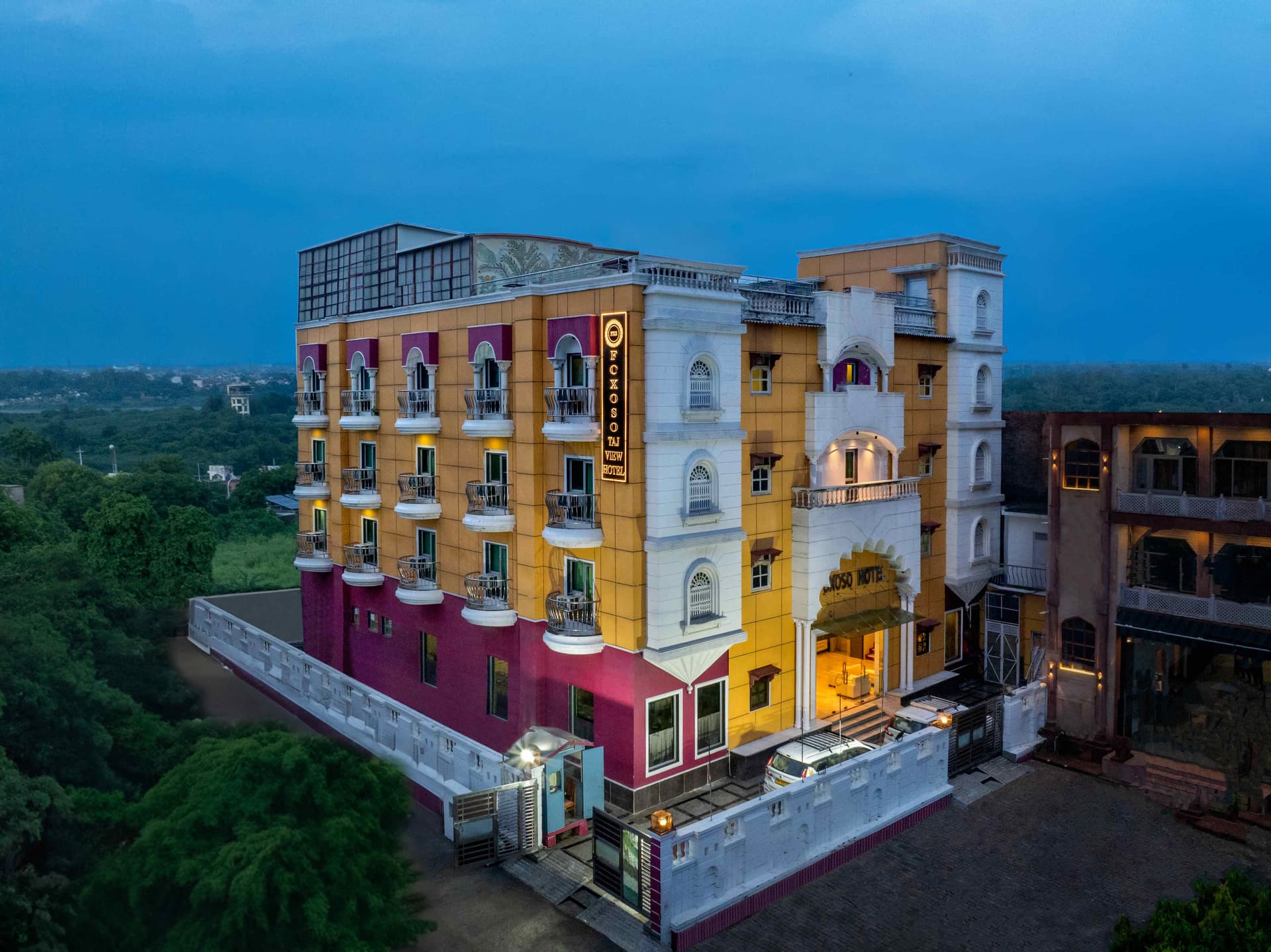 places to stay in agra near taj mahal