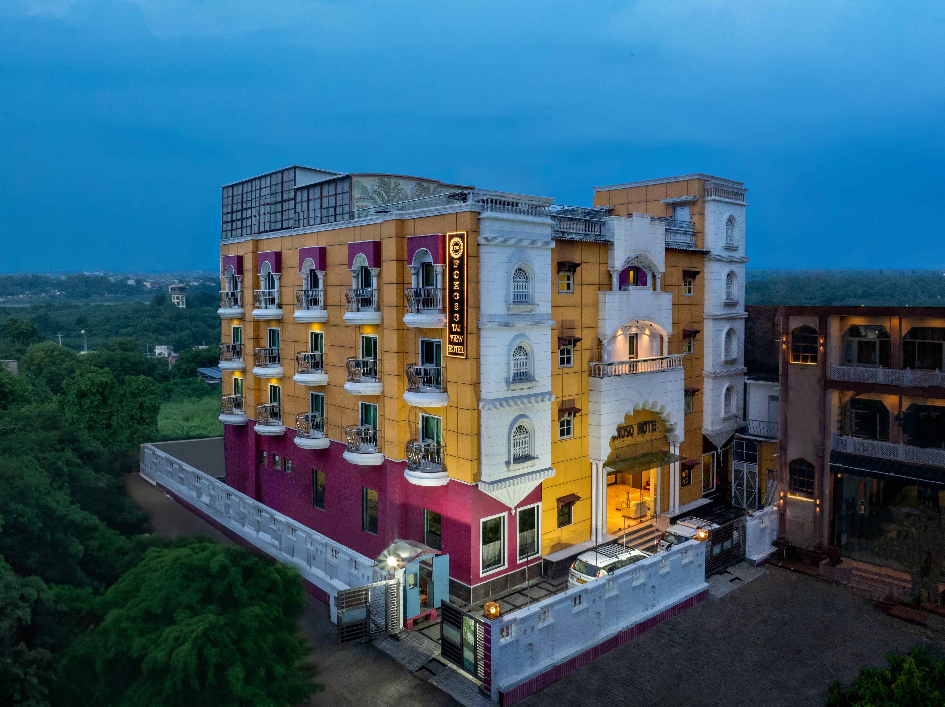 places to stay in agra near taj mahal